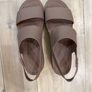 CROCS Brooklyn Sandals in Taupe W11